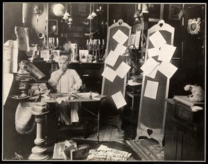 David Belasco dans son étude à New York, après 1909